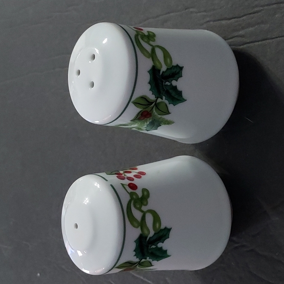 Holly&Leaves Salt&Pepper Shakers 3in.Hx2.5inW.Multicolor,Porcelain - Picture 3 of 7
